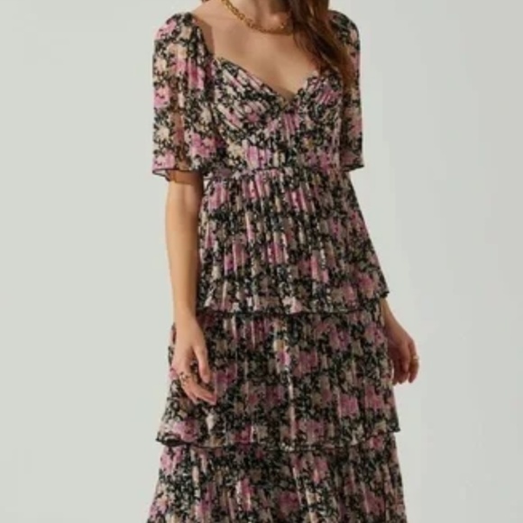 ASTR the Label Gracelynn Tiered Short Sleeve Floral Dress - Picture 1 of 5